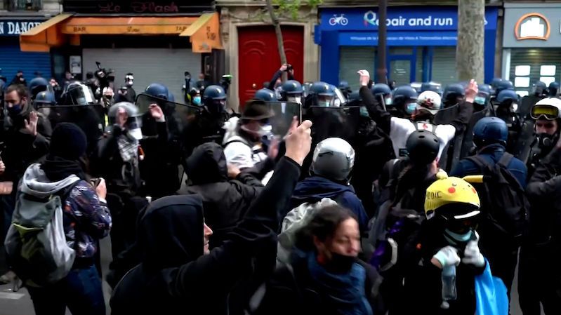 Ve Francii demonstrovaly tisíce lidí. Policie použila i slzný plyn